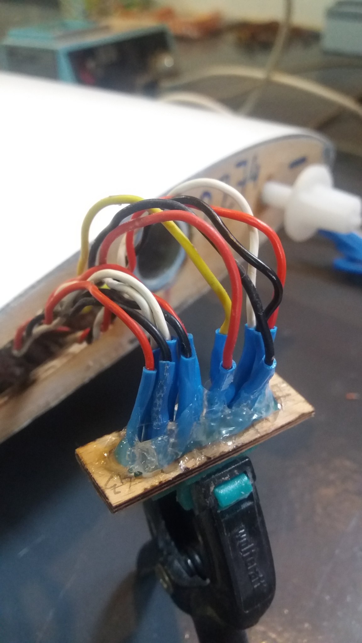 cablage avant fermeture aile.jpg