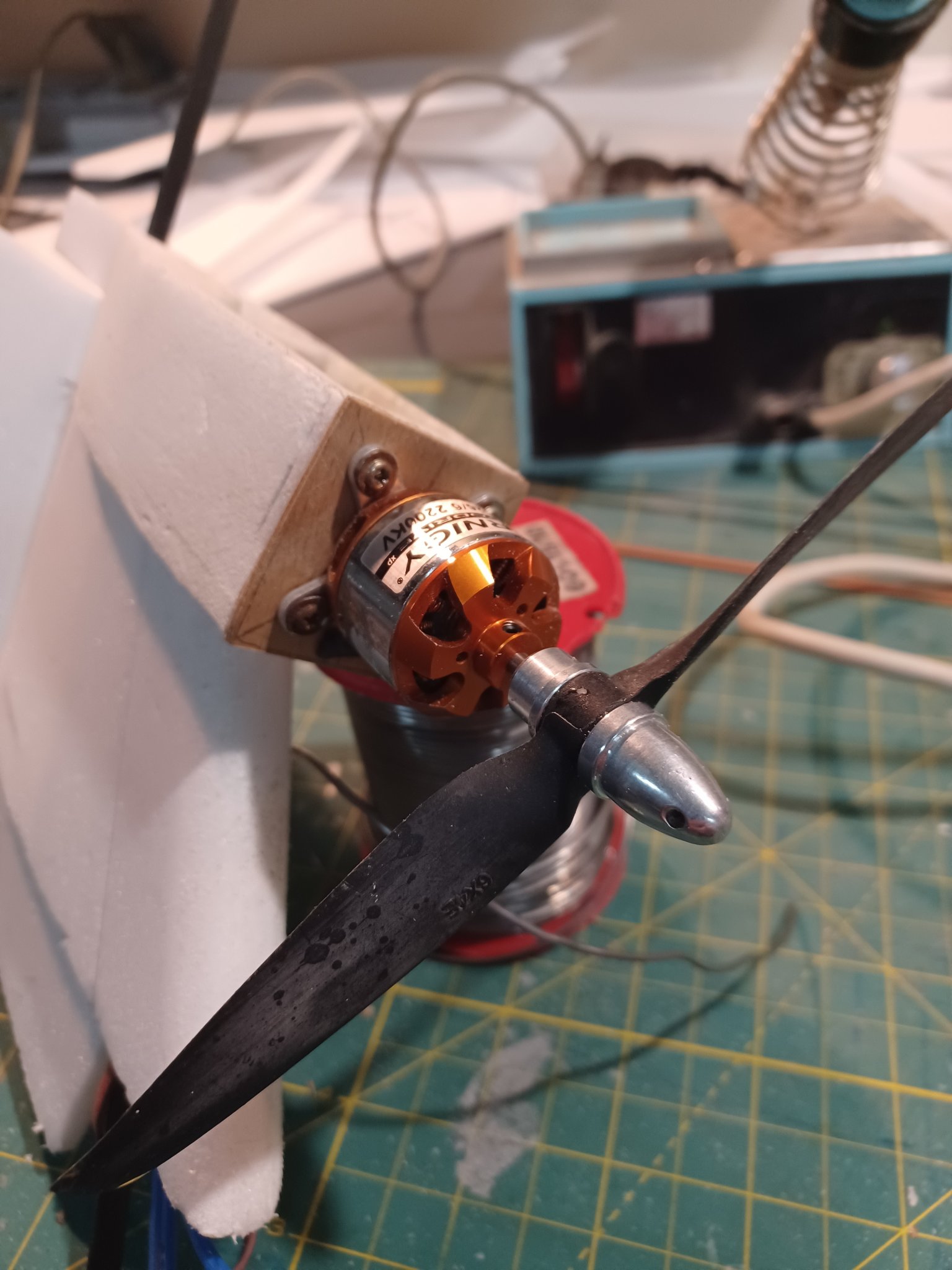 moteur fixé et cablé.jpg