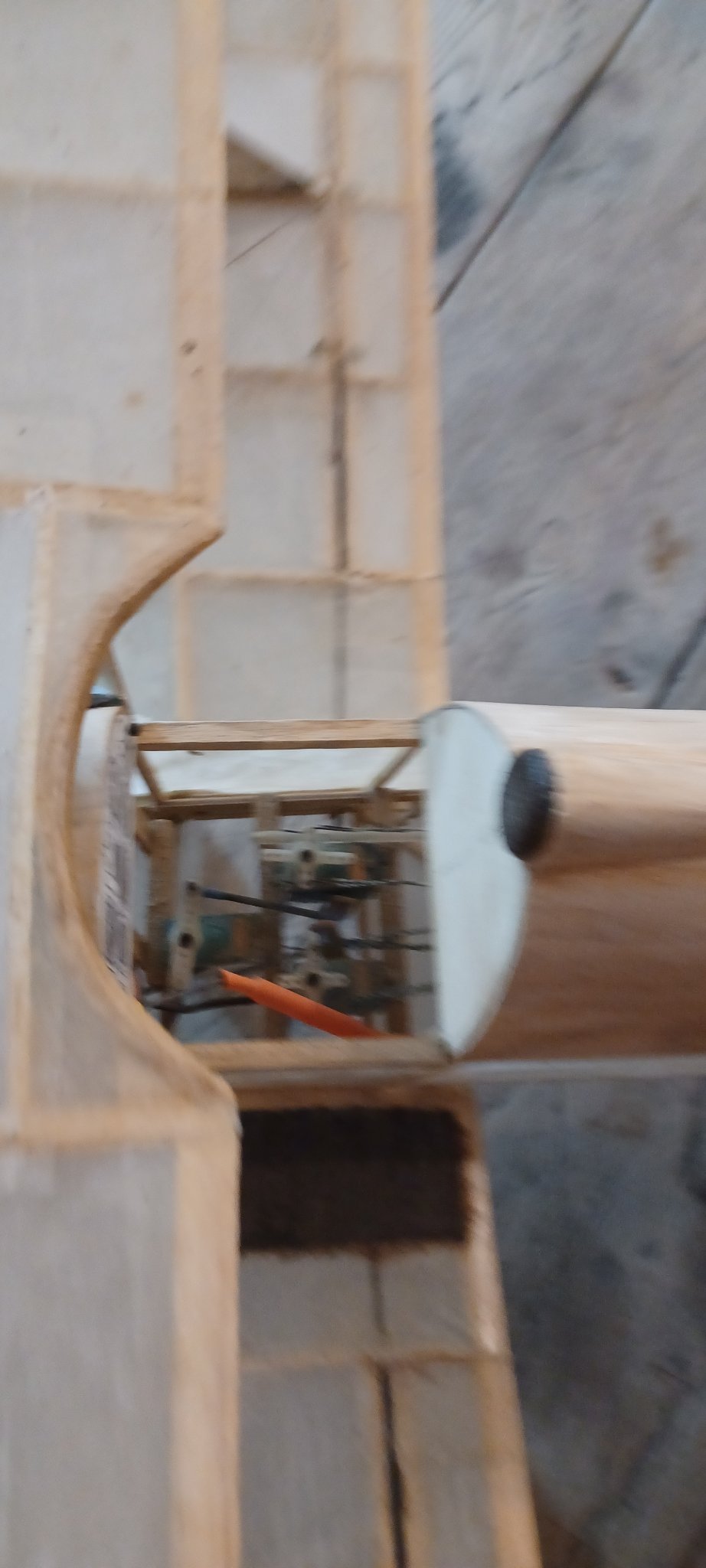 interieur fuselage et servos.jpg